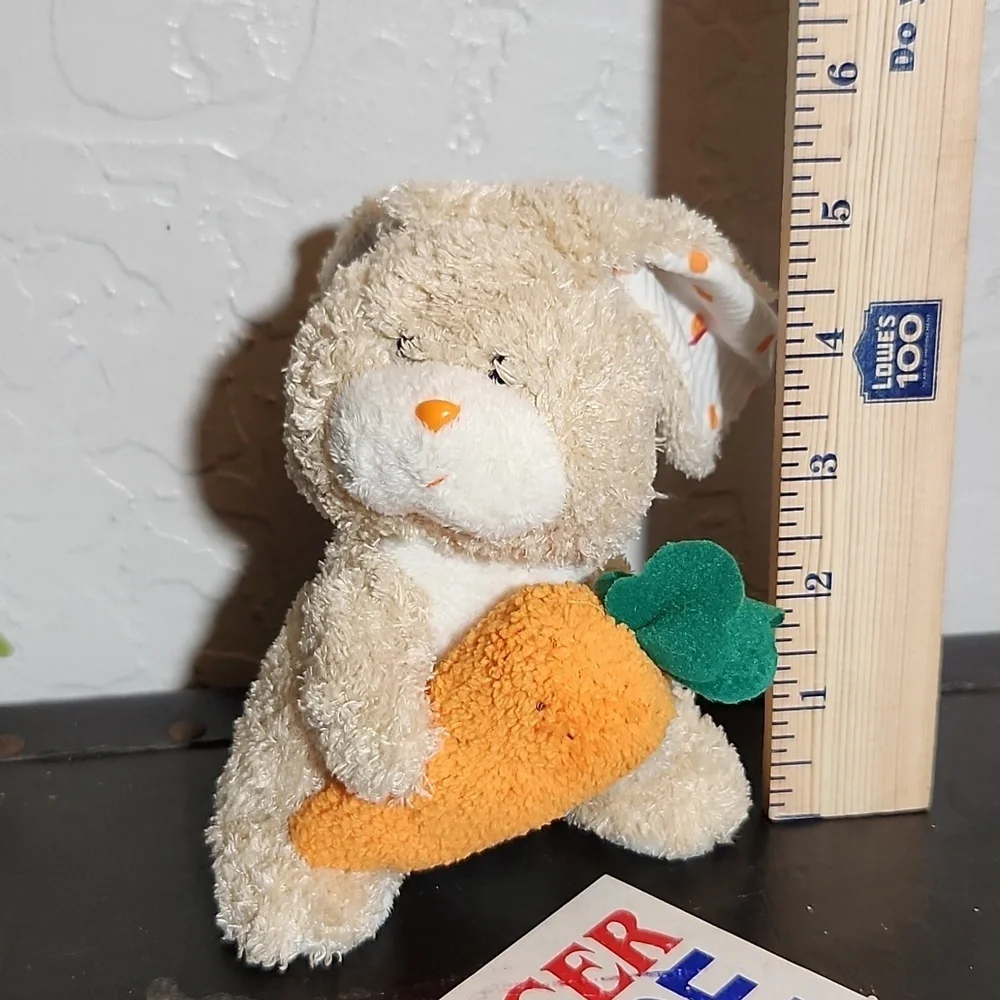 2005 TY Veggie The Bunny Rabbit w Carrot Beanie Baby w Tag